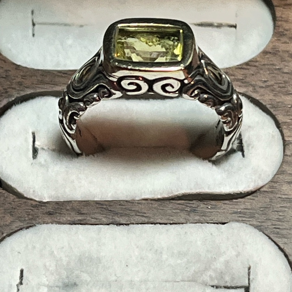 John Hardy 18k Gold and 925 silver /w Peridot stone
SOLD. SOLD